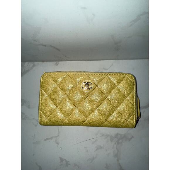 Chanel Iconic Quilted design Wallet - Picture 1 of 5